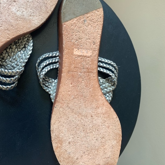 Kate Spade pewter sandal thong 8.5 Nice flat - Picture 2 of 3